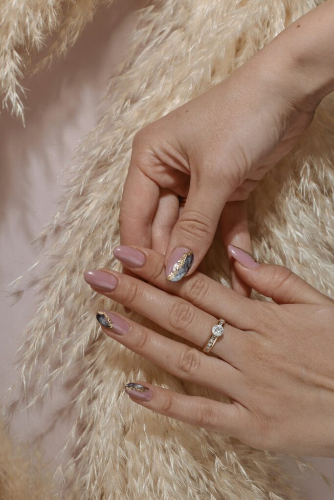 Dłonie z zadbanym manicure